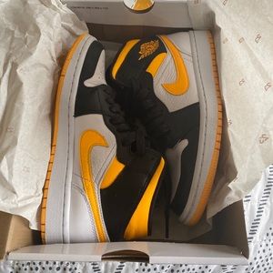 Women Jordan 1 mids